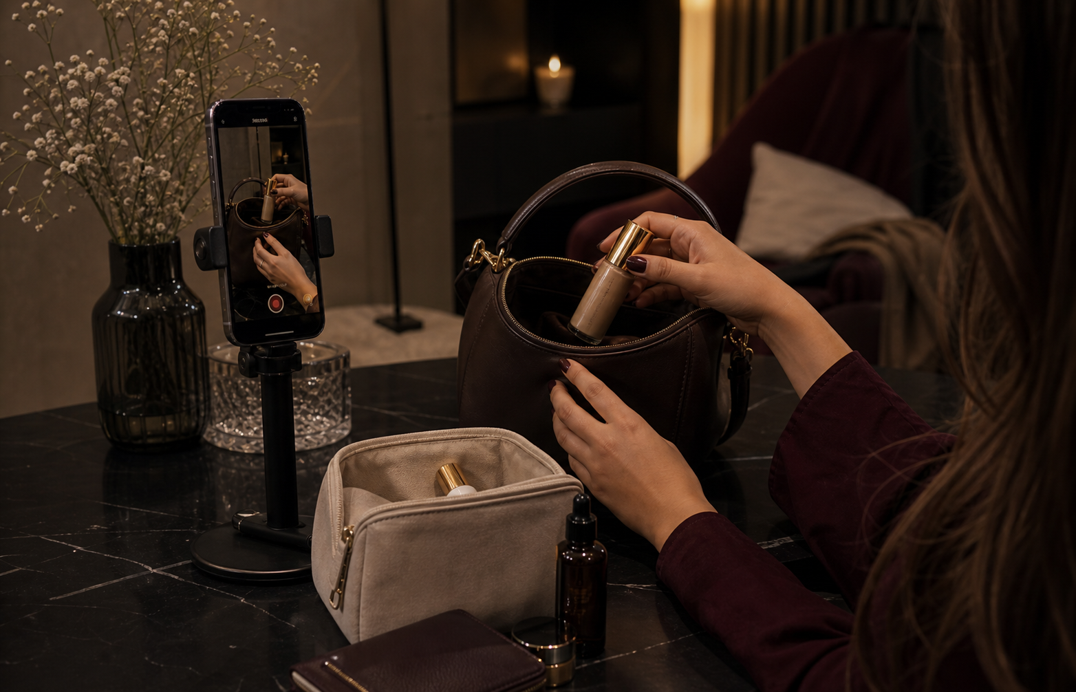 Bolsa, celular e produtos de beleza em rotina lifestyle